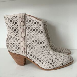FRYE AND CO. Maley Perforated Pull-On Ankle Boots Off White Sz 6.5 Western Style